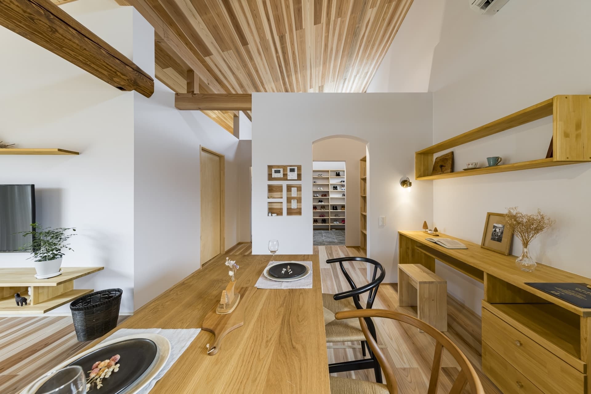 素材にこだわったオリジナル家具のダイニング