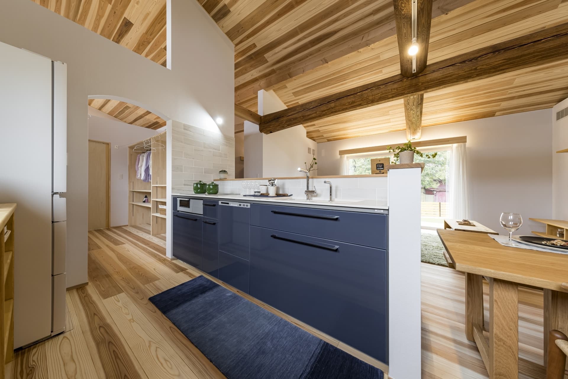 素材にこだわったオリジナル家具のキッチン