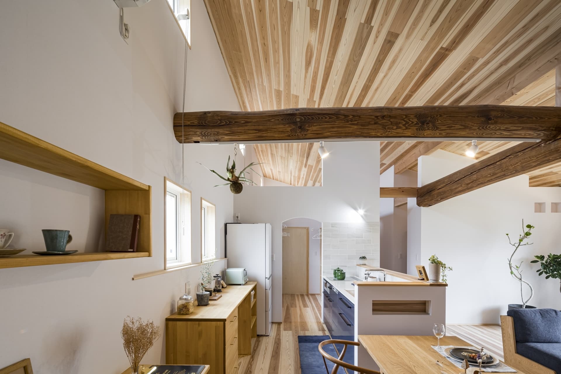 素材にこだわったオリジナル家具のダイニング