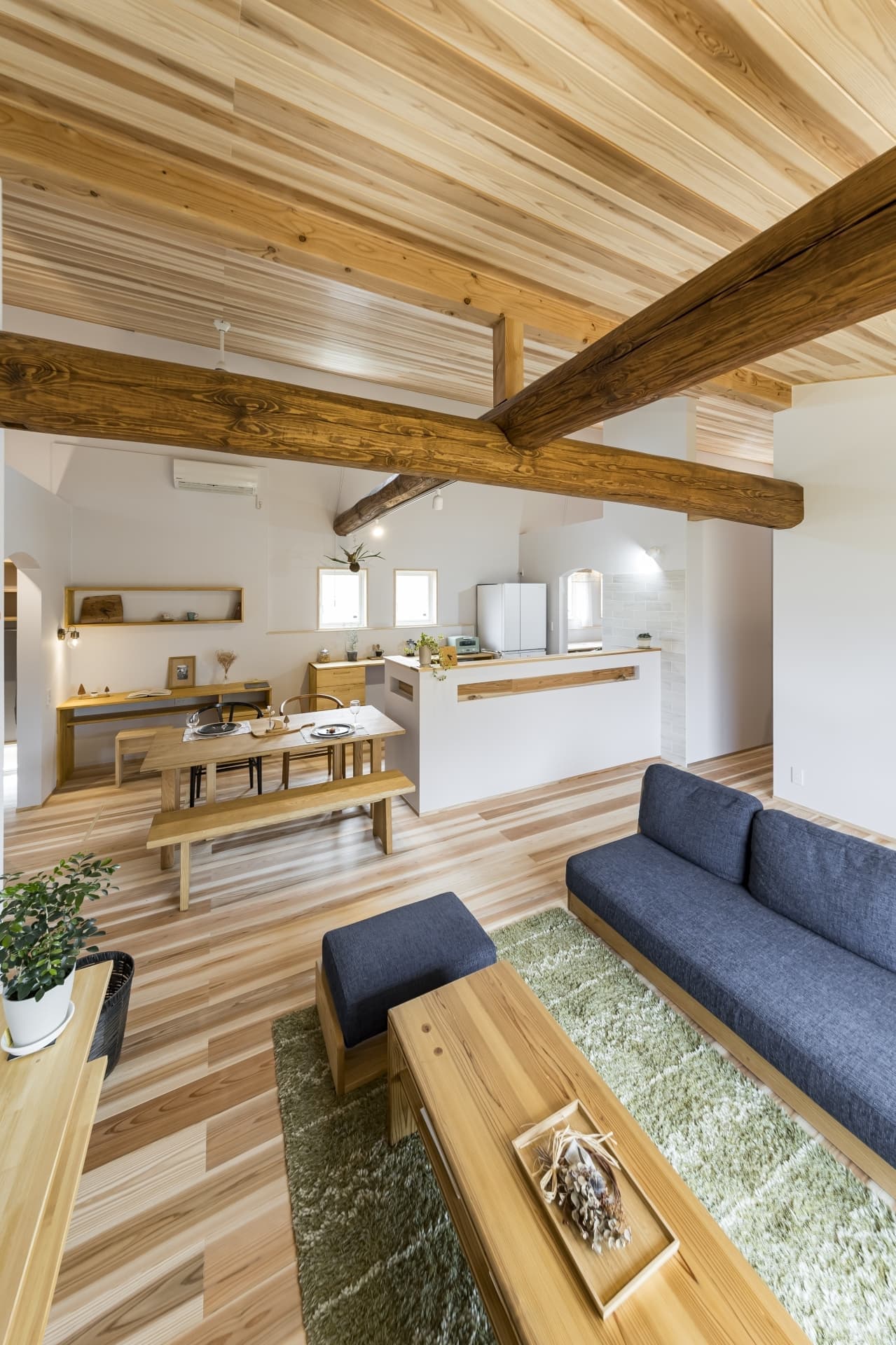 素材にこだわったオリジナル家具のリビング