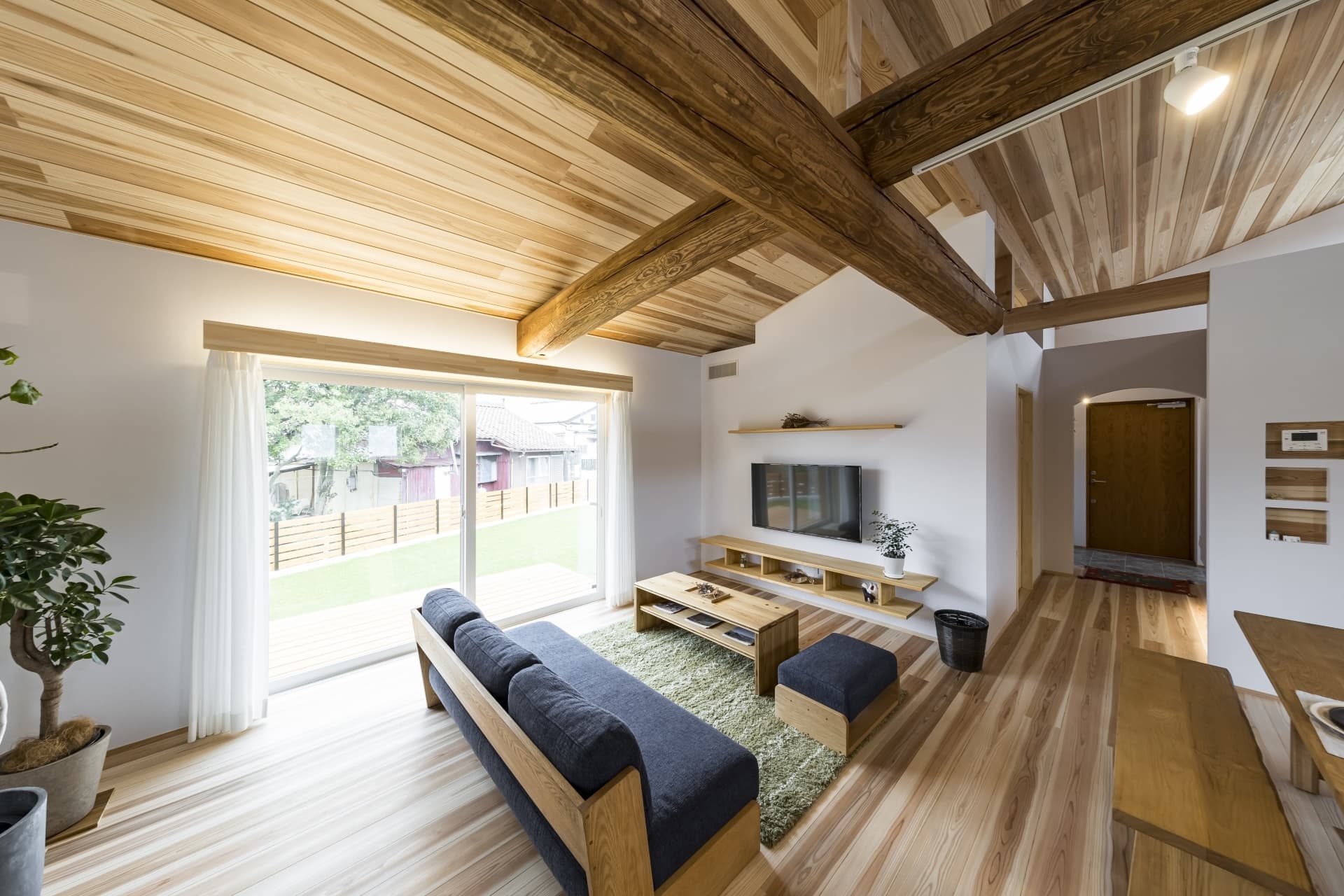 素材にこだわったオリジナル家具のリビング